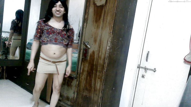 Cute & Nude Crossdresser: 프린트 블라우스와 누드 스커트를 입은 섹시한 계집애 크로스드레서 펨보이 달콤한 롤리팝.