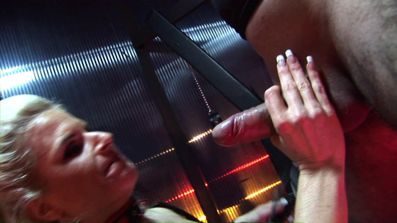 Female Dominators: Dominatrix bevrijdt slaven voor een kleine groepseks