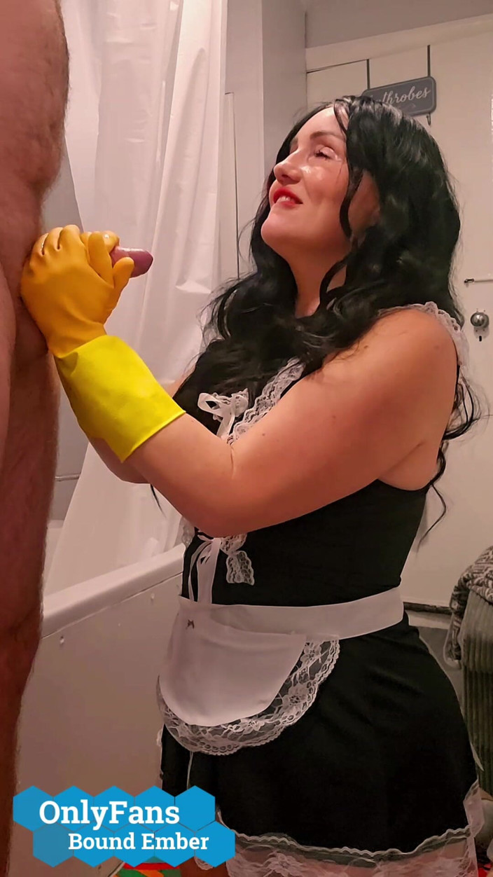 Bound Ember: Molliges MILF-zimmermädchen gefesselte glut, gibt dem hotelgast handjob in Gummihandschuhen...