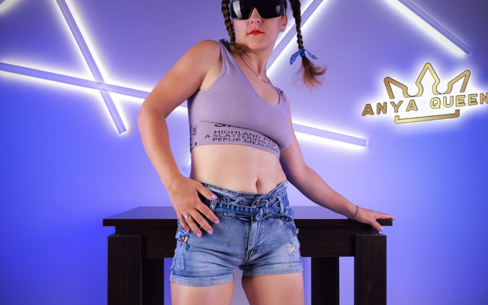 Anya Queen: 36 - mon short en jean sur mon cul rebondi va...
