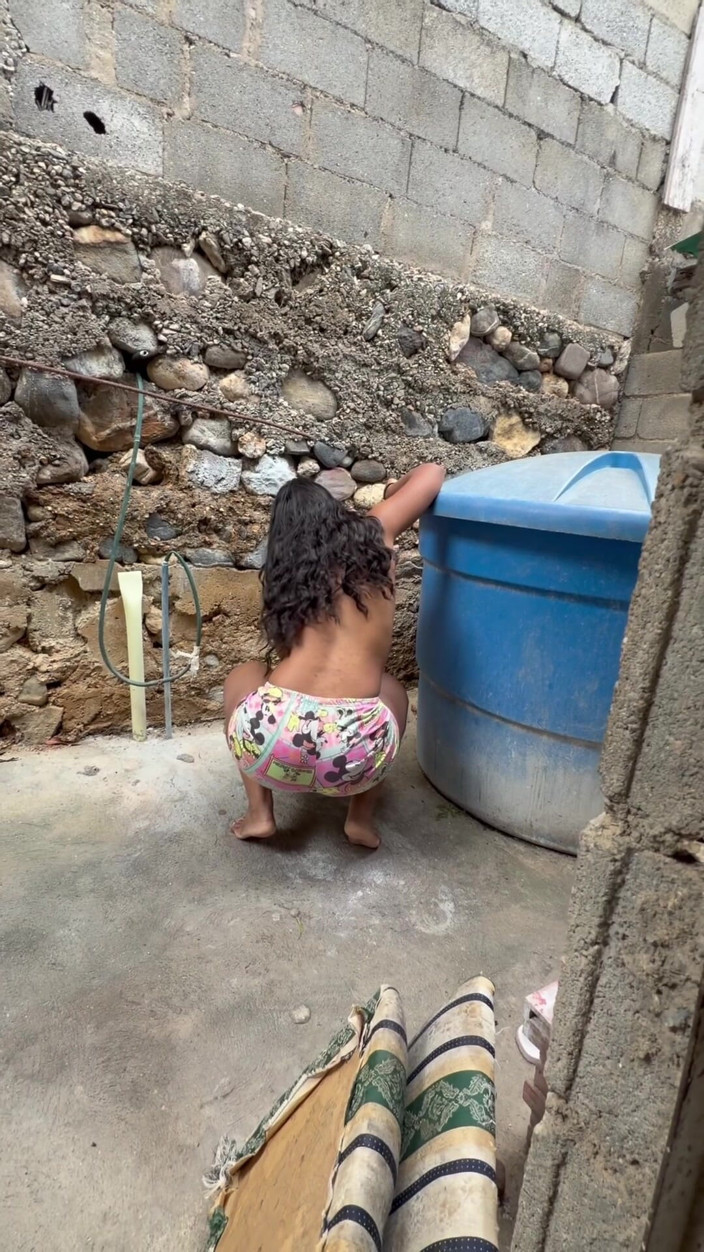 Brunnete Sofi: Saya menonton adik tiri saya mandi di teres dan saya...