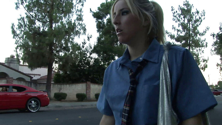 Hot Girlz: Une petite étudiante blonde mignonne en uniforme se fait baiser sur...