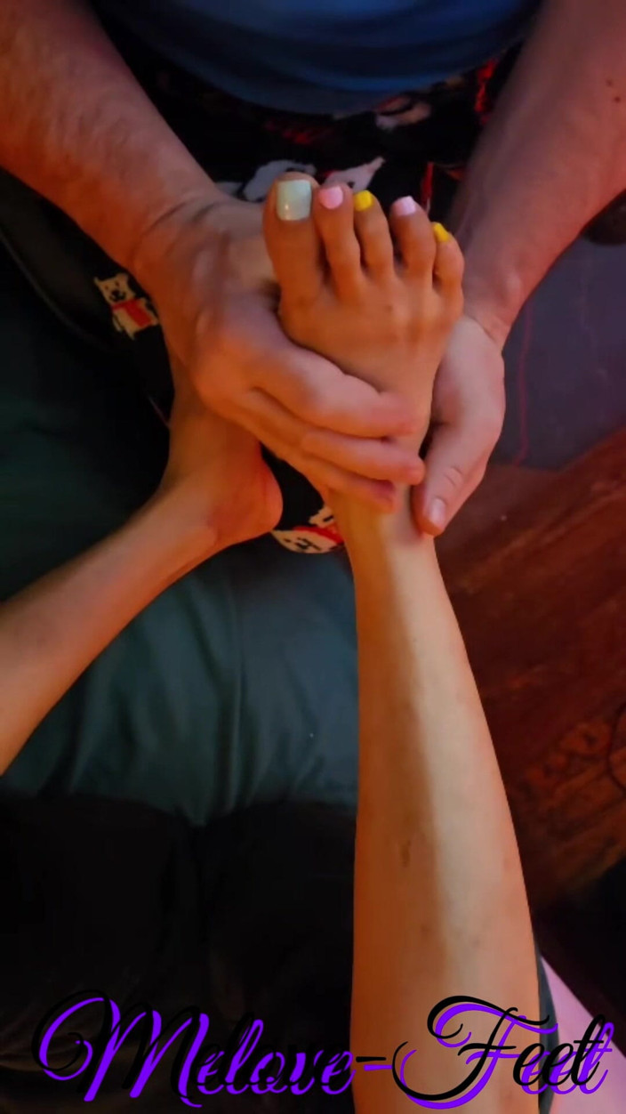 Naelor: Melove recibiendo un masaje en sus piernas