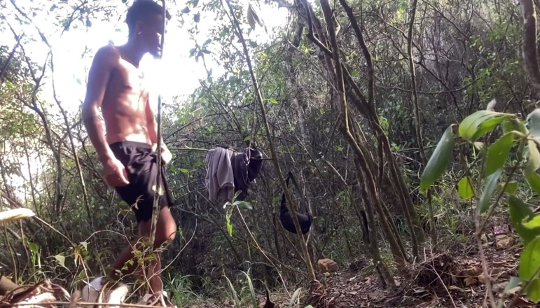 vergar4_daviid: En nyfiken heterosexuell pojke såg mig onanera i skogen och...
