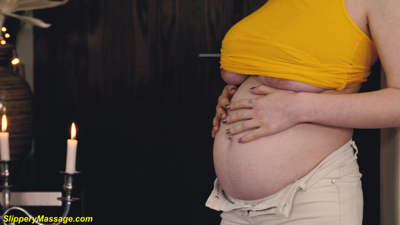 Slippery massage: Schwangere prinzessin angel fingert ihre rutschige muschi