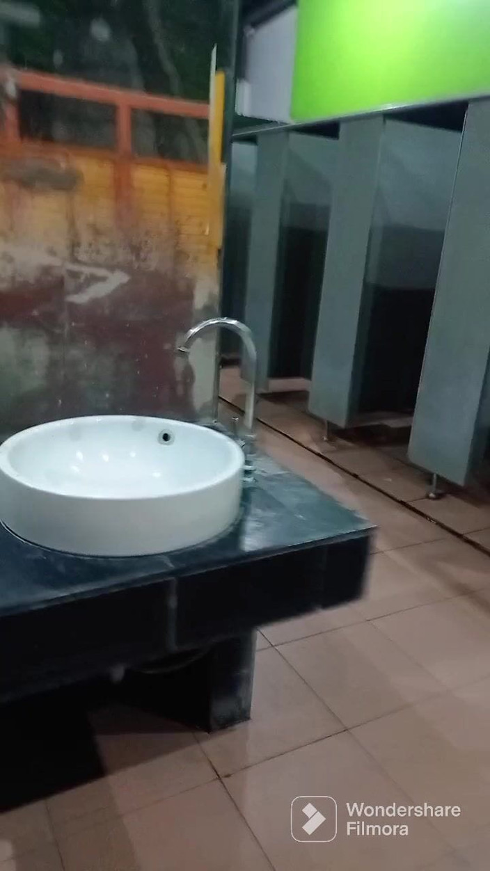 Menaiisd: 公衆トイレに行くときの服装