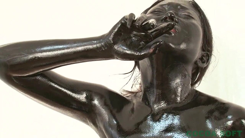 Cocoa Soft: Colore nero per la giovane donna asiatica