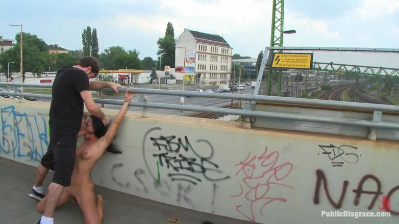 Public Disgrace by Kink: Всесвітньо відома домінантка на колінах повзає голою вулицями Європи