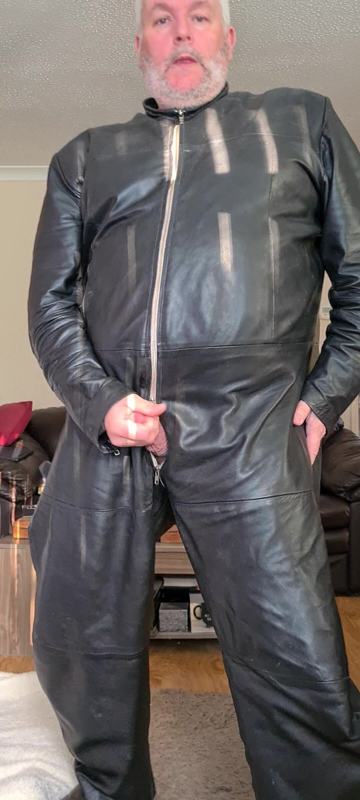 Leatherman63: Шкіряна дрочка