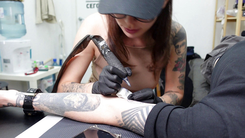 Ghomestory: ¡Arriesgado! Follada en el estudio de tatuajes de una artista...