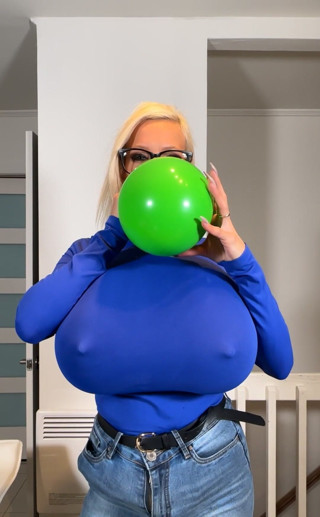 TheBustySasha: Büyük bir balon şişiriyorum (takma yarak dildom altında)!