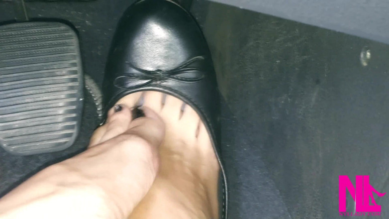 Nyllady: Revving dans des appartements noirs pieds nus