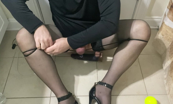 MadisonCD2025: Amatorskie Sissy Femboy Crossdresser wiązania piłki i kutas z pończochami