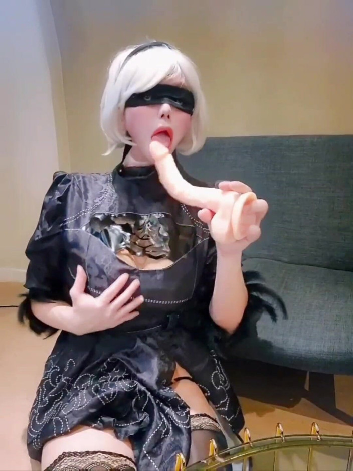 Harinni: 2b코스프레녀는 그녀의 뚱뚱한 자지로 딸치는 동시에 딥쓰롯을 너무 깊게 하다가 눈물을 터트려요.