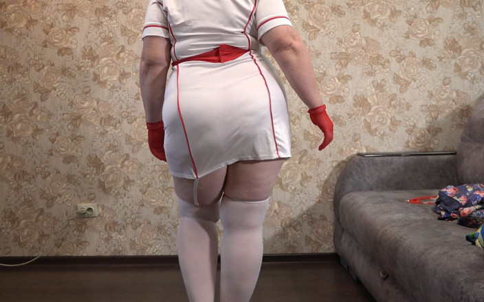 Milf Big Tits: Olgun eş Noel partisine hazırlanıyor ve hemşire üniforması giyiyor. Orada sevişmek...