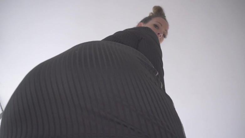 Sasha Curves: Giganta hermanastra encuentra tu escondite