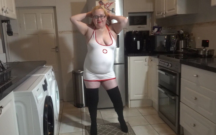 Littlevixen: Enfermera con botas jugando con el coño