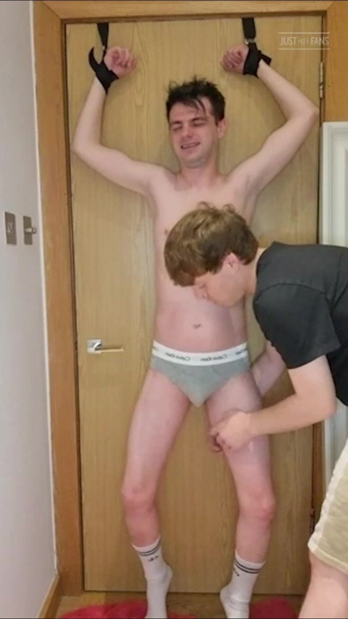 Bound Alex: Legata alla porta e solleticata fino a quando non mi...