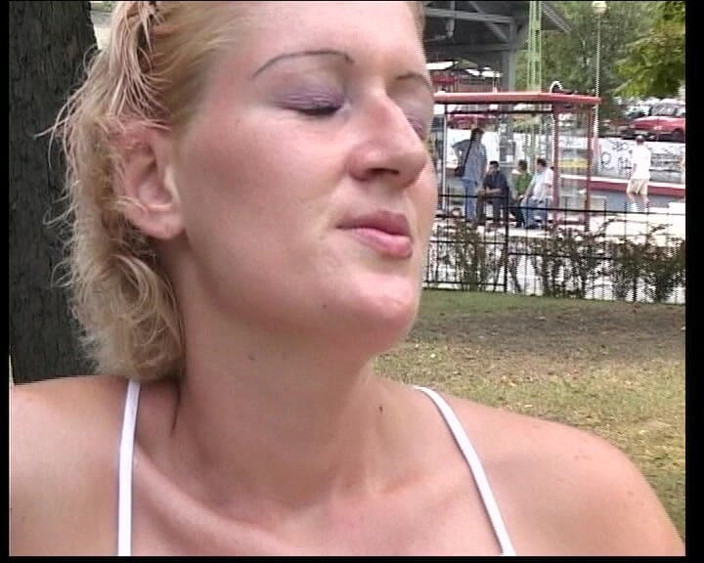 German's Fetish: Śliczna blondynka nastolatka From Germay lubi sikać publicznie