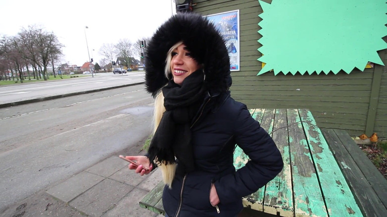 Eronordic: Sexy blondýnka ukazuje prsa a saje ptáka v Dánsku
