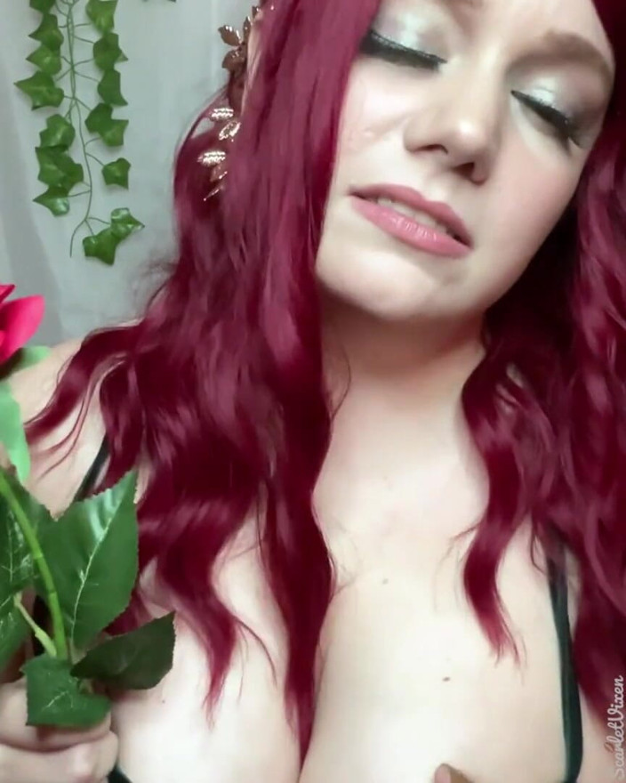 Scarlet Vixen: Nô lệ xuất tinh của Poison Ivy