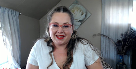 Lily Bay: Tetek bertindik MILF