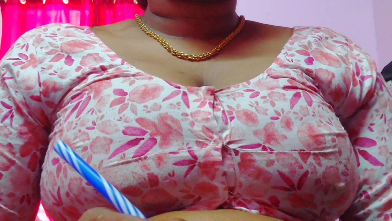 Desi Mohini: Dì quê nhà quyến rũ bạn trai bằng bộ ngực...