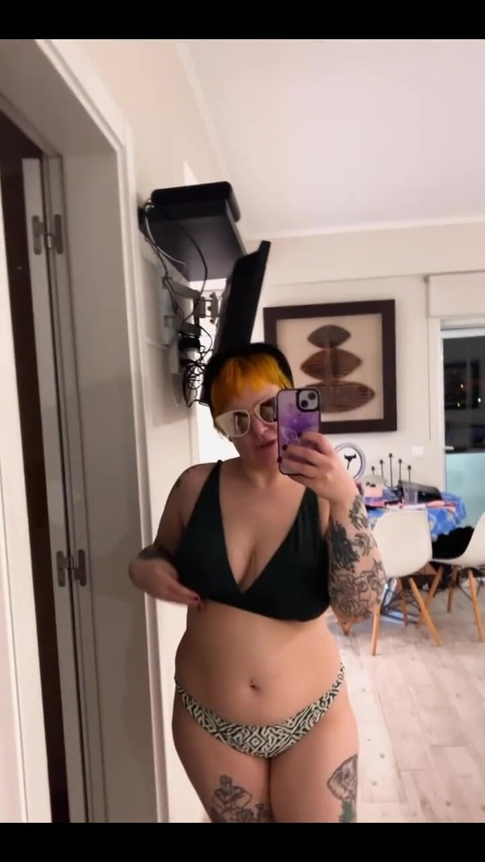 Bigtiddygoth: Îți place bikini-mi?