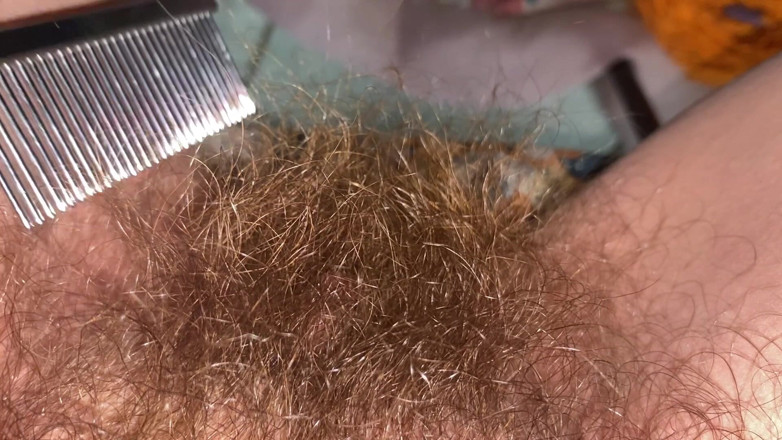 Cuteblonde666: Je me brosse la chatte