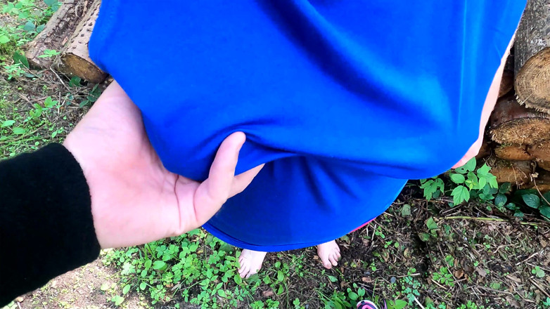 Bouncy Tits Action: Лягайте на багажник дерева своїм голим торсом