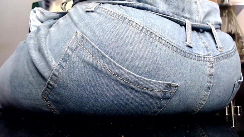 Maeling: Ibu bapa merosakkan fyxiation pantat seluar jeans dengan pantat gergasi