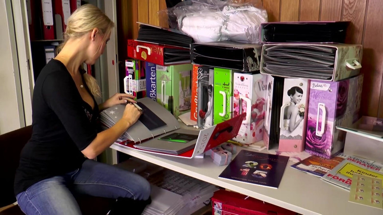 Deutschland Porno X: Дика блондинка в інтенсивному пальцями та тертя ножицями