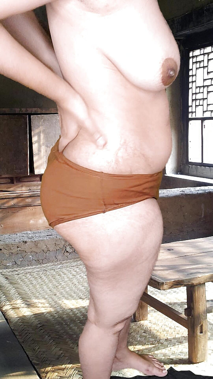 Vicky Thakur: Chica india frota vientre y cuerpo 10