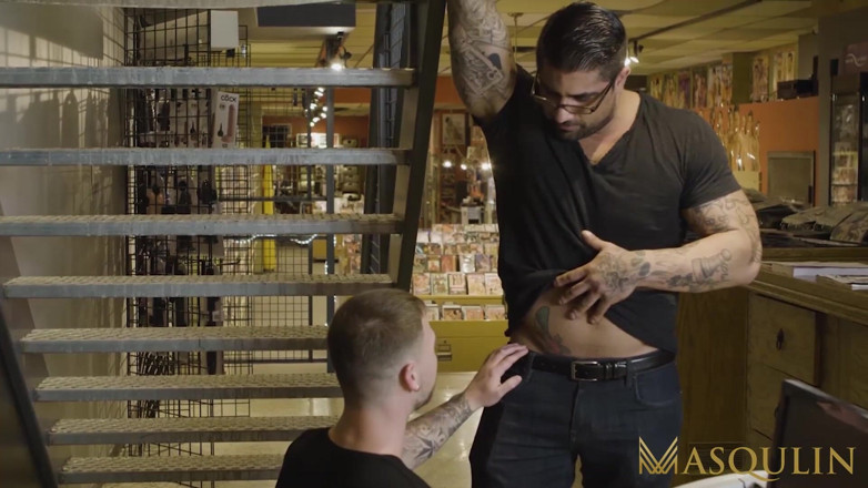 Masqulin: Igor Romani, étalon masqulin, se fait inséminer par Ryan Bones, gay...