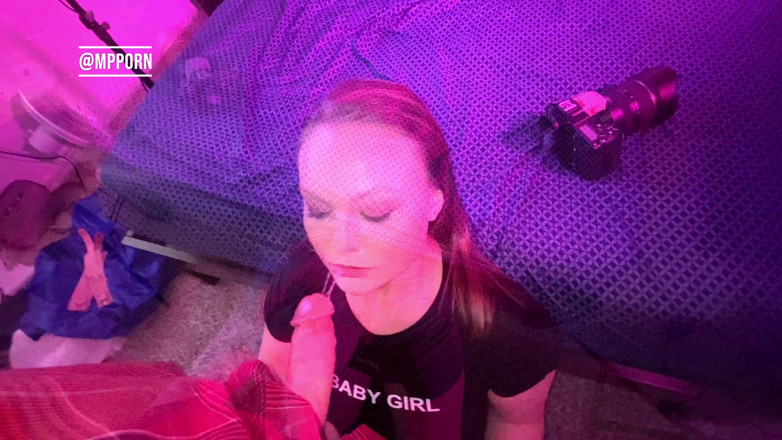PNW Porn: 喉を犯され、大きな胸のスラットに巨大なフェイシャル