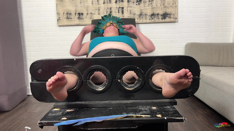 Ticklish Chicks: Cassie page in de aandelen