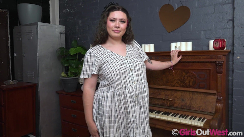 Girls Out West: Curvilínea pianista penetra sua buceta úmida com tesão com vibrador de...