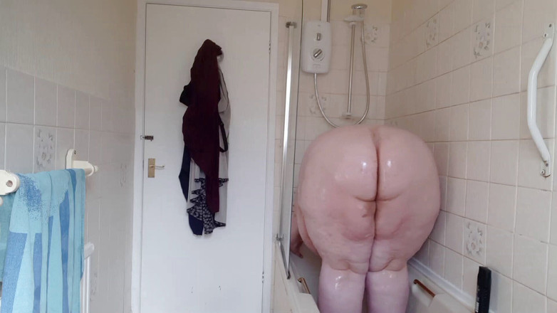 SSBBWLadyBrads: SSBBW täckt av babyolja i duschen