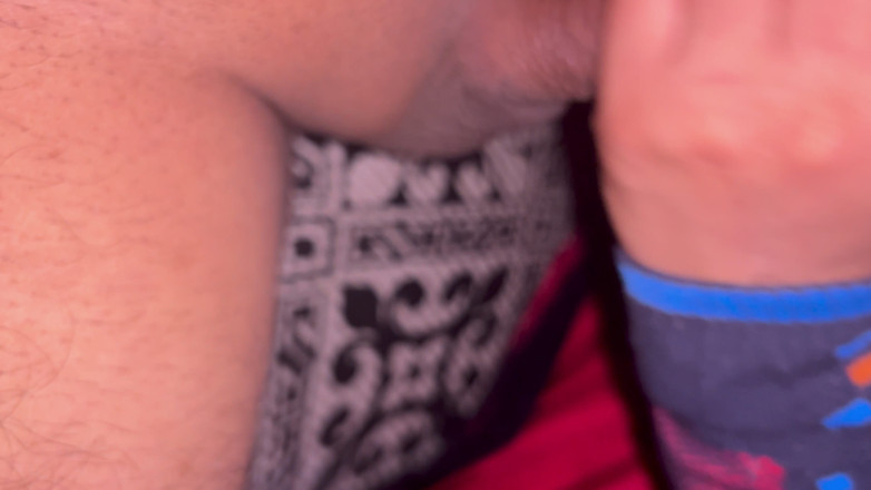 Slider: Desi Bhabi deep throat sání velkého ptáka použití sluchátka část 2