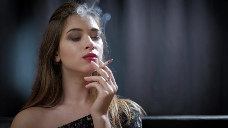 Russian Smokers: Irina, femme rêveuse, montre ses talents de fumeuse dans une...