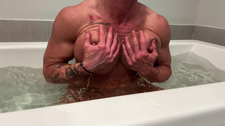 Kandylegsxxx: Zeița musculară își fute clitorisul mare cu duzul la duș