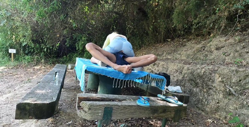 MaskCouple: Scopata sul tavolo all'aperto