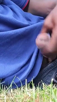 Nata4sex accarezzo il mio grosso cazzo nero all'aperto sborrata sporca