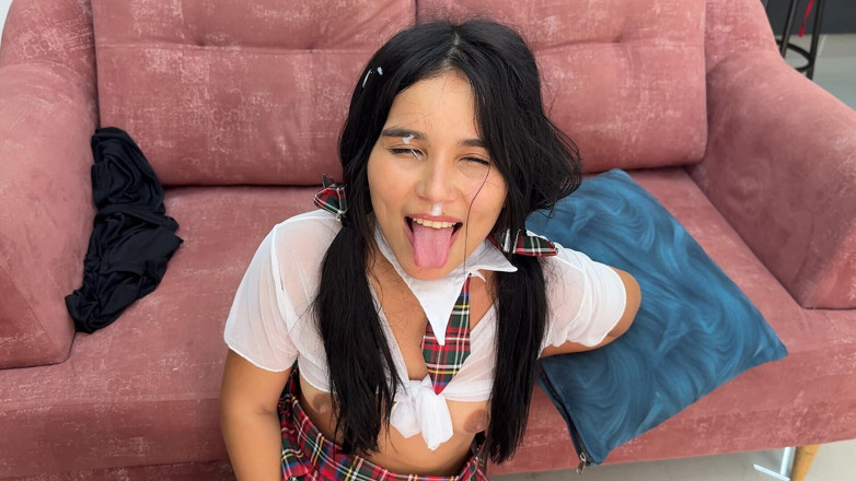 JazminPalvin: Una hermosa virgen quiere su primera vez teniendo sexo para...