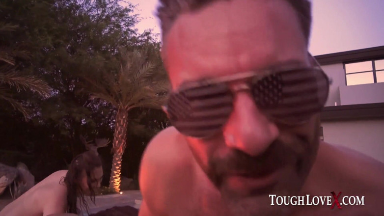 ToughLoveX: L'orgie de baise américaine dans l'arrière-cour