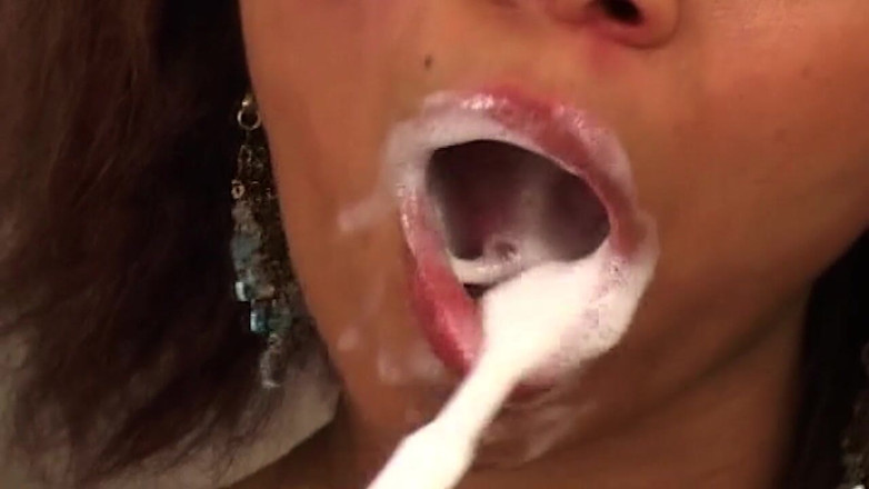 Bangora MILFs: Une MILF excitée se fait fister profondément avec une explosion...