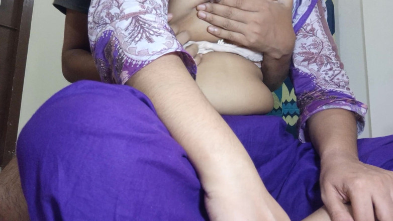 Nadiyabd: Malam ini aku ngentot memek adik tiriku sampai banjir di...