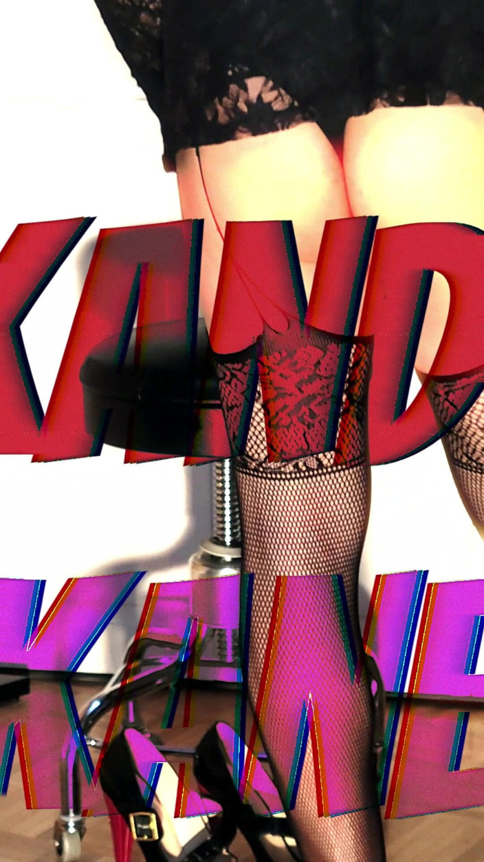 kandiKane: Kandi si accarezza il suo cazzo in calze e tacchi...
