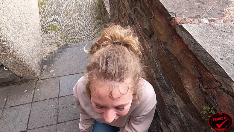 German Fuck Girls: Orang ramai! Blowjob berisiko dalam perjalanan ke istana!