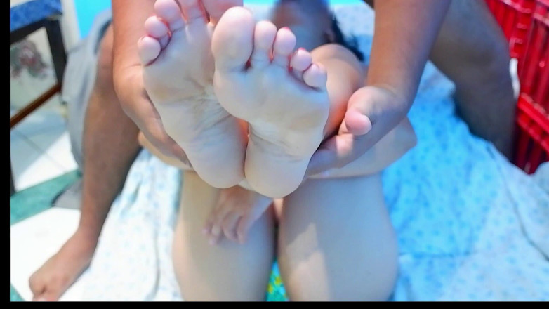 Hella Zaid: Me encanta chuparte la polla mientras masajeo mis pies y...